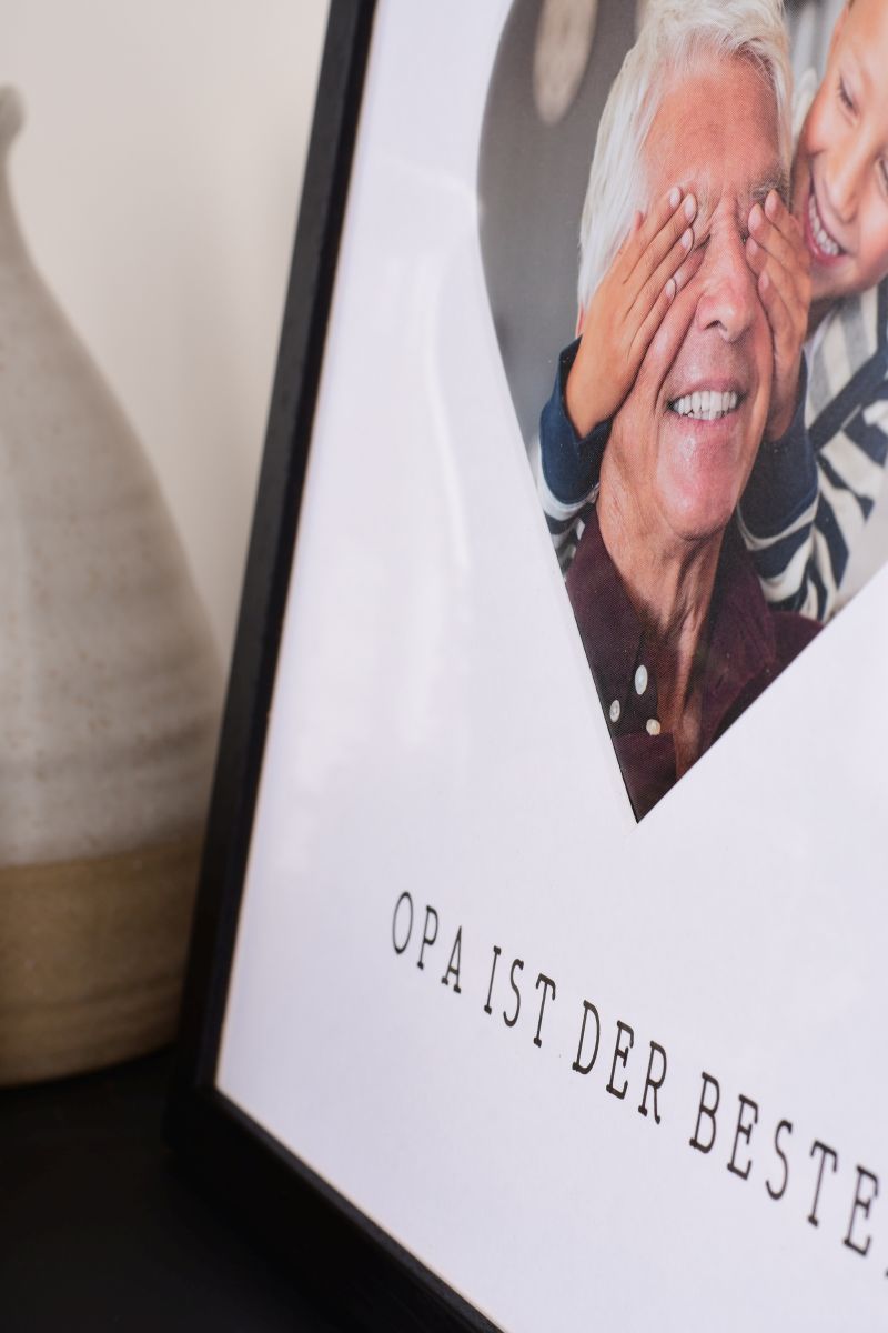 Primer plano de un marco de fotos de 30x30 en negro con recorte de corazón para el abuelo